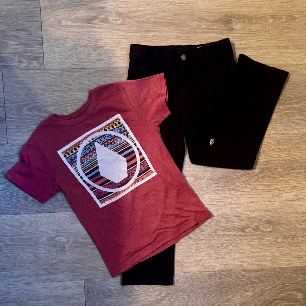 Volcom Outfit / Bundle: 1 T Shirt + 1 Black Pants - Size 5 (both Volcom brand)